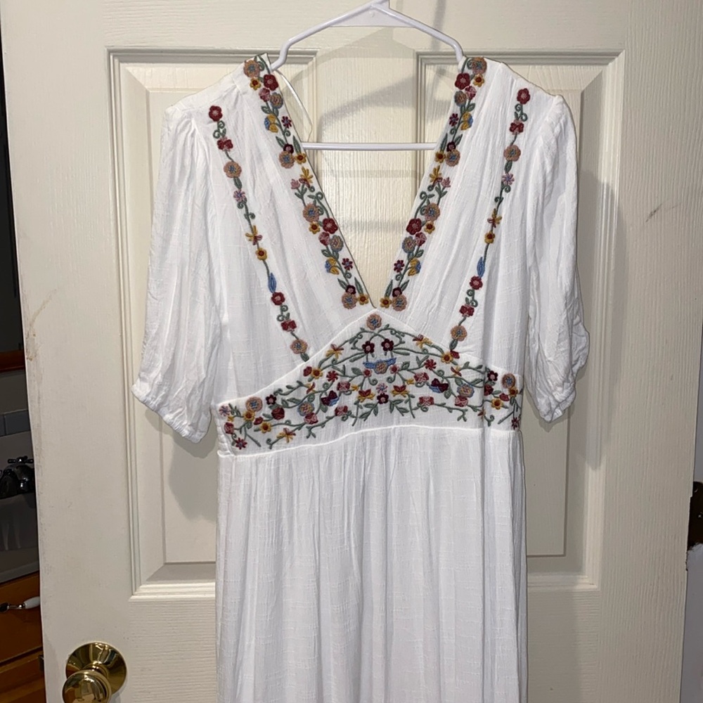 White gauzy flower detail dress, V back with tie